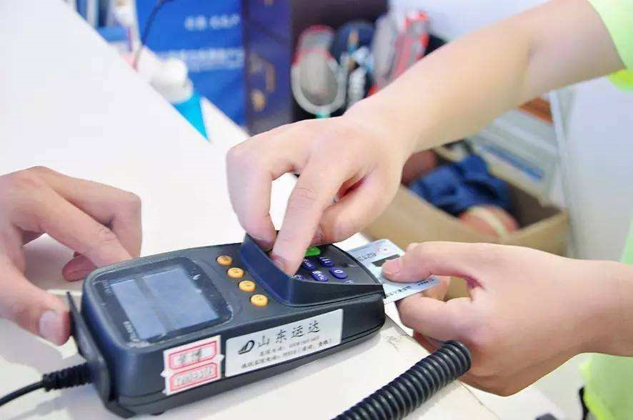 拉卡拉pos機是什么顏色?